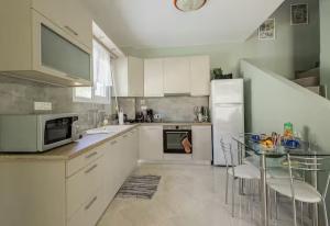 helens_house_kitchen-ratzakli